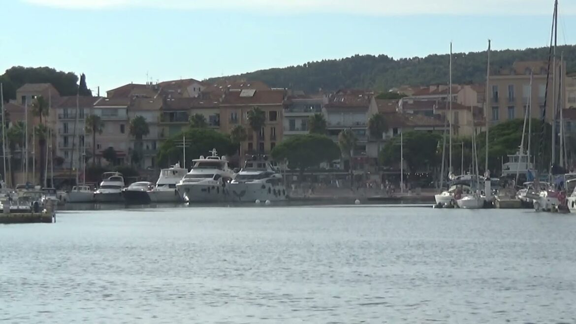 Vue de la mer et du centre du port de Bandol Vue de la mer et du centre du port de Bandol