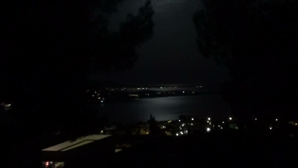 Vue de nuit des hauteurs de la baie de Bandol Vue de nuit des hauteurs de la baie de Bandol
