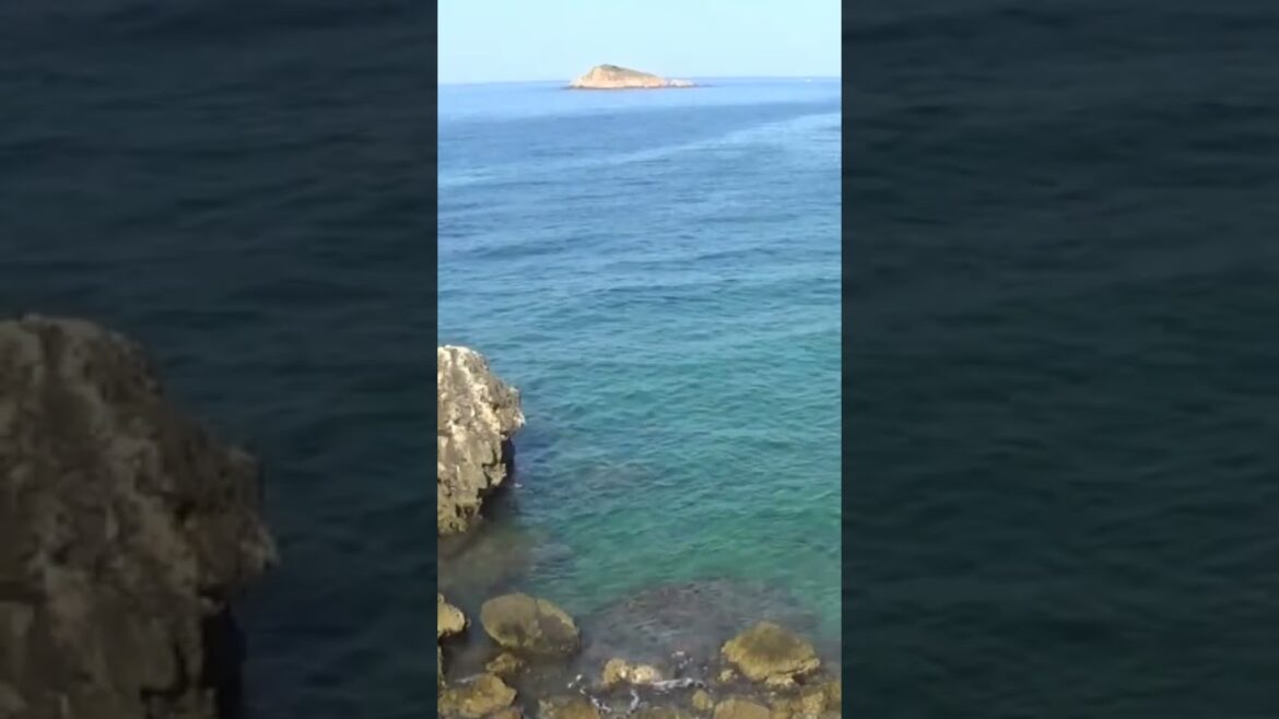 Vue d'une petite île, du bord de la mer