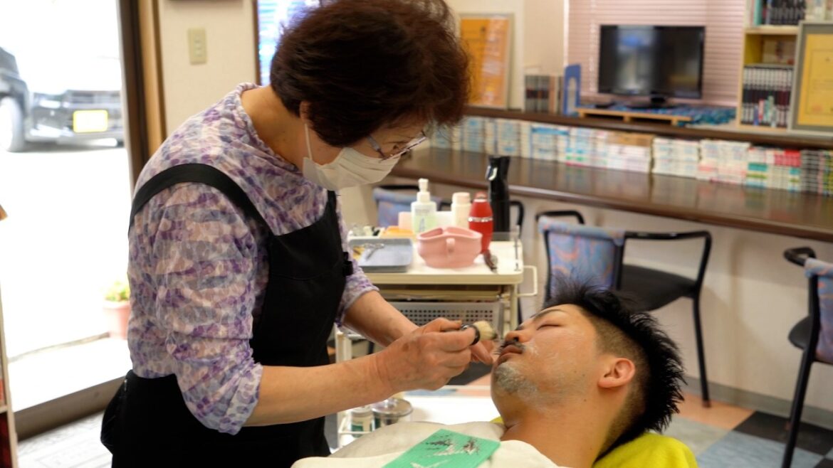 💈🇯🇵親子で営む仙台の老舗「髪切男爵さとう」で熟練のシャンプー、シェービング、耳かき、マッサージ