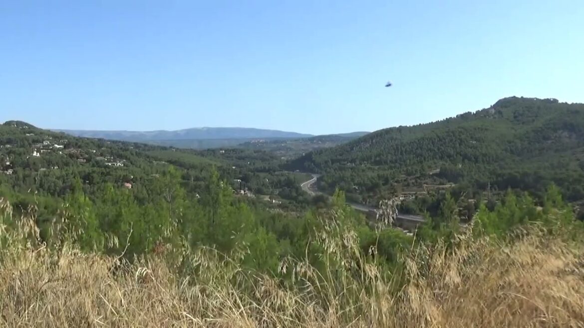 Belle vue du haut des collines de l'arrière pays du sud de la France