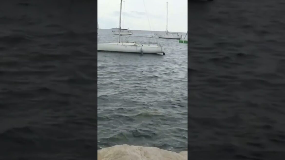 Quelques bateaux amarrés proches des rochers Quelques bateaux amarrés proches des rochers