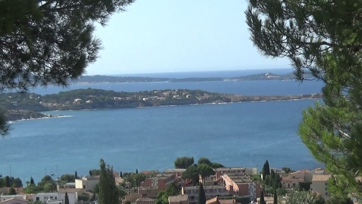 Incroyable vue des hauteurs, de la mer méditerranée, accompagné du champ des cigales Incroyable vue des hauteurs, de la mer méditerranée, accompagné du champ des cigales