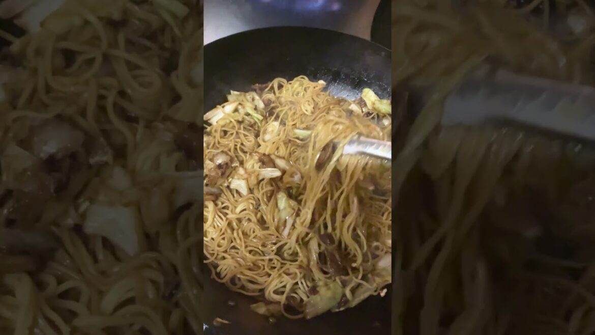 【グルメ】焼き&そば!でっかいフライパン!#Shorts 【グルメ】焼き&そば!でっかいフライパン!#Shorts