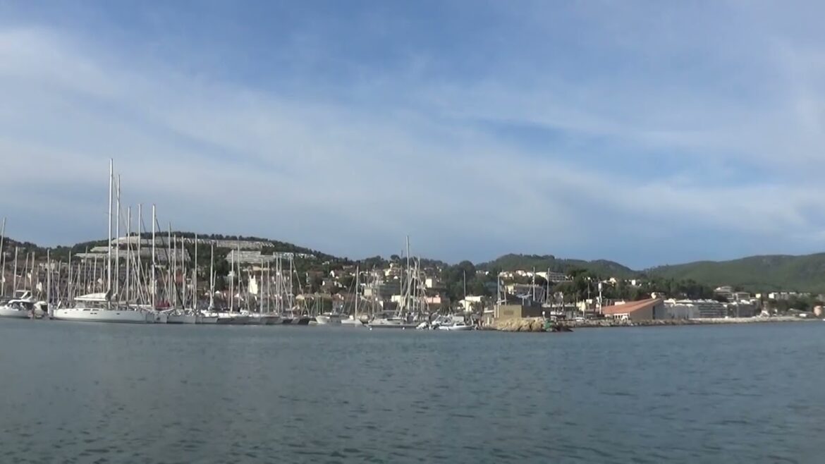 Tout proche des bateaux, à l’entrée du port de Bandol Tout proche des bateaux, à l'entrée du port de Bandol