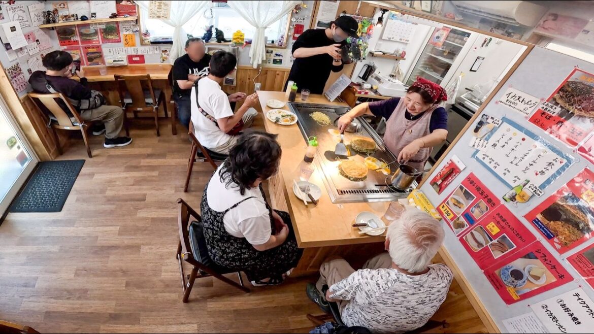 「６０歳過ぎて夢叶った！」働き者お母さんが作る最強お好み焼きがスゴイ丨Japanese Street Food