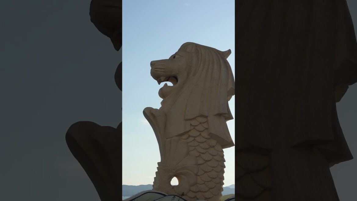 マーライオン 函館山臨む