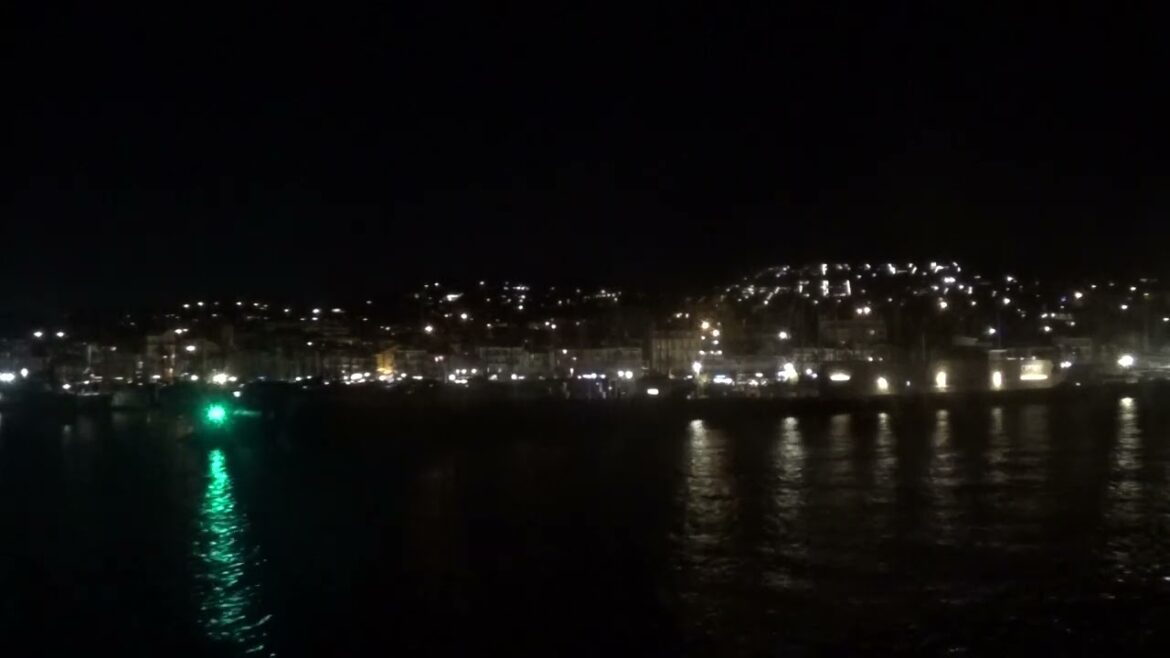 L'entrée du bord de Bandol la nuit
