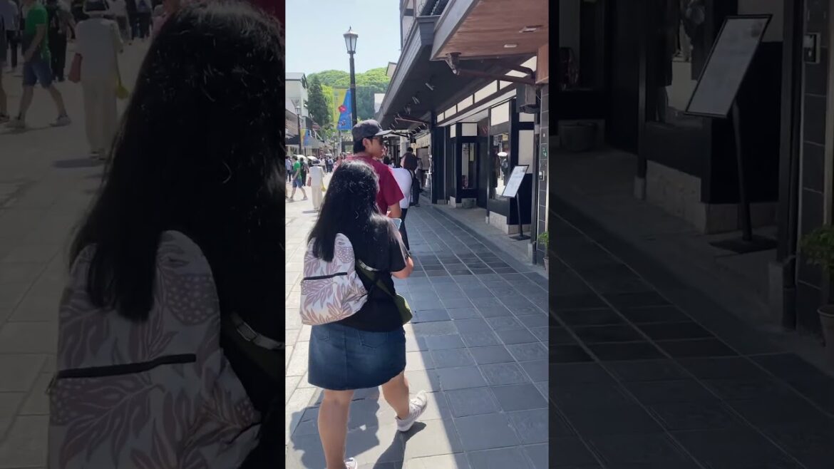 The Dazaifu shopping street has many famous shops to explore.