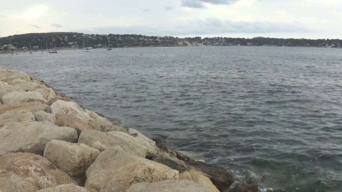 Pluie qui tombe dans la mer méditerranée