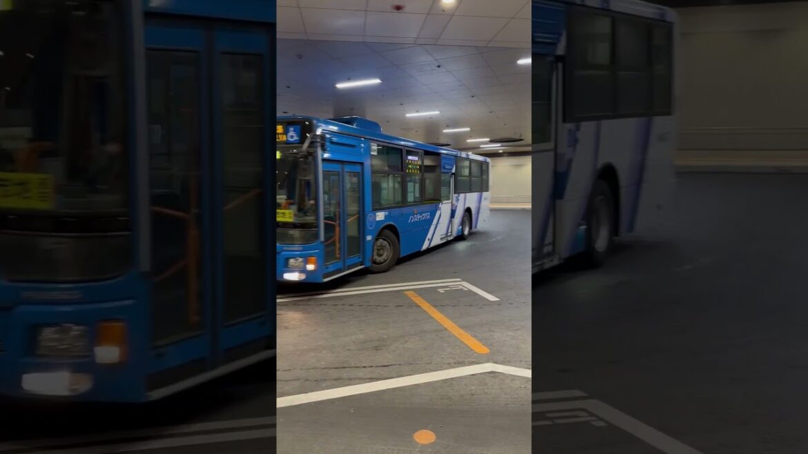 【沖縄】みんな大好き？沖縄バスの系統77番の名護東線が那覇バスターミナル構内を通過するシーン #shorts