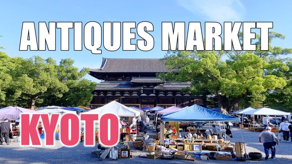 Antique market in Kyoto at Toji temple, on 1st Sunday of the month, Japanese flea market