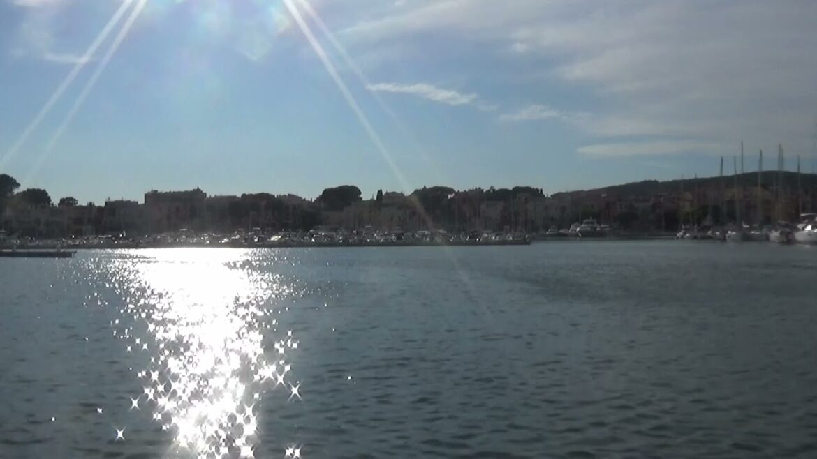 Au raz de l'eau à l'intérieur du port de Bandol