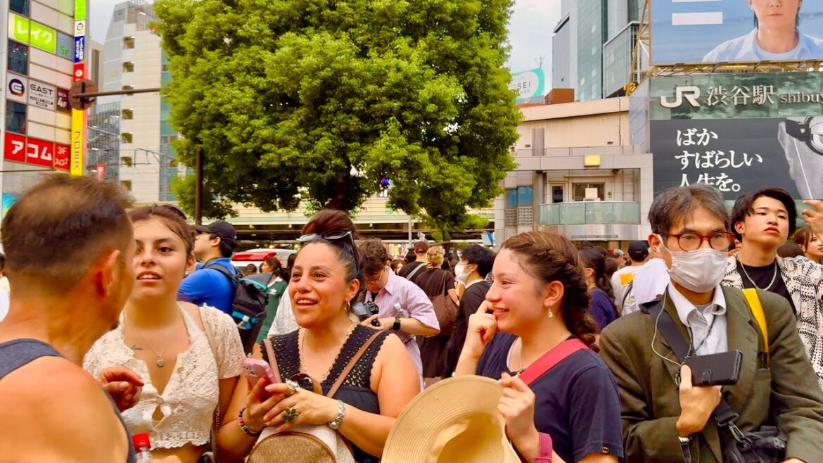 曇り空の渋谷ウォーキングツアー。Walking Tour in Shibuya . Tokyo,  Japan.
