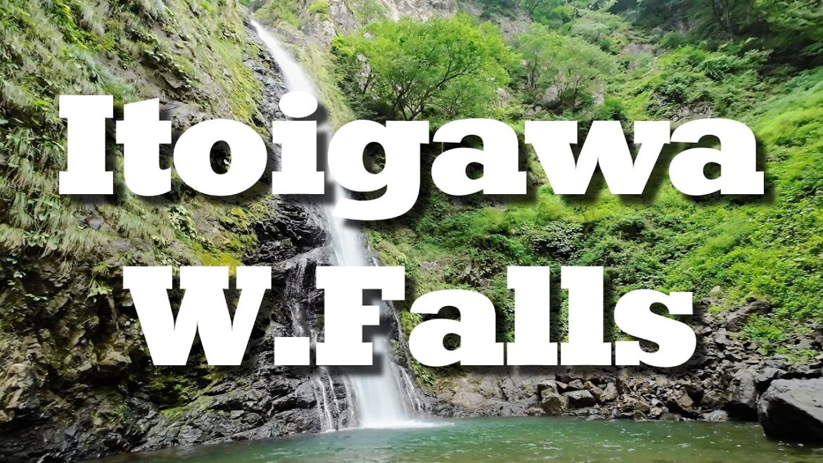 Itoigawa City, Niigata Prefecture Fudotaki is a waterfall located in the mountains. Itoigawa City, Niigata Prefecture Fudotaki is a waterfall located in the mountains.