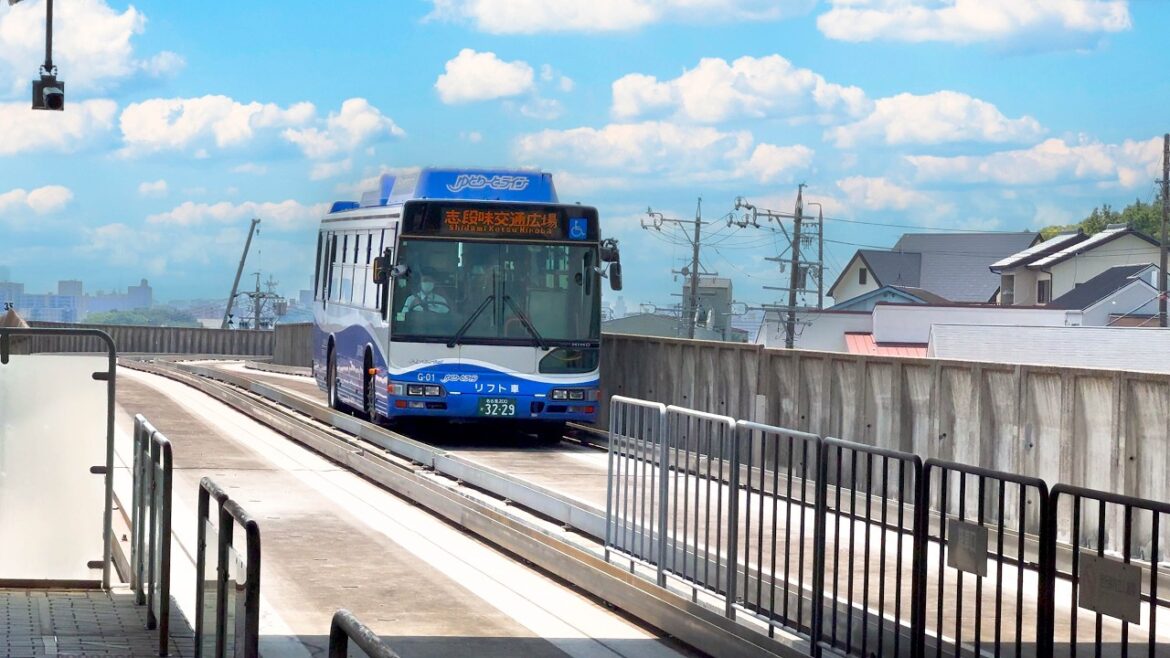 【Bus or Train?】Riding "Transformer" Bus  | Yutorito Line🚈 🚎