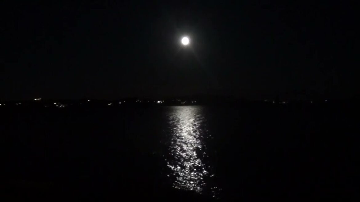 La lune se reflète de nuit dans la mer méditerranée
