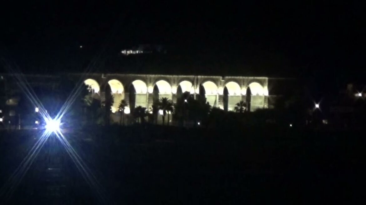 Le viaduc de Bandol illuminé la nuit