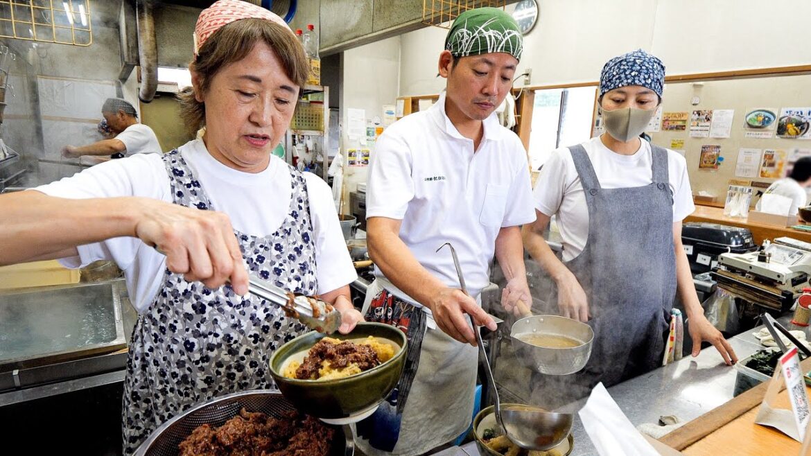 ６９歳のうどんマスターと家族が営むあまりにも素朴な大衆うどん屋に常連が殺到！！