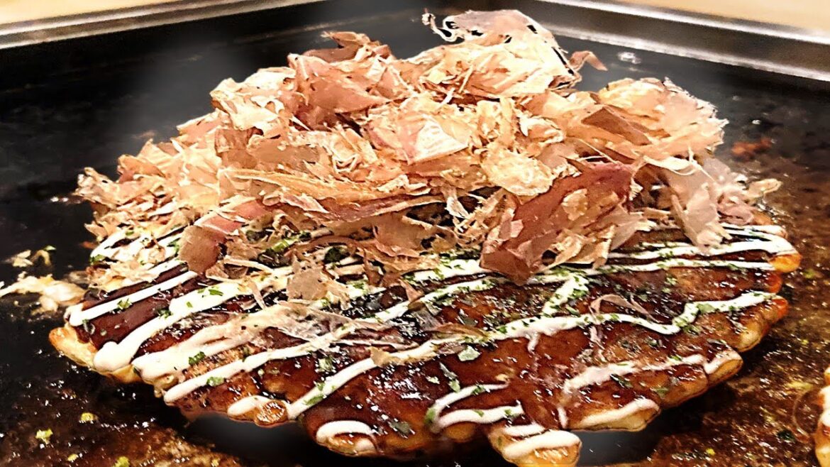 Japanese Street Food - We tried making Osaka-style okonomiyaki at a Teppanyaki restaurant.