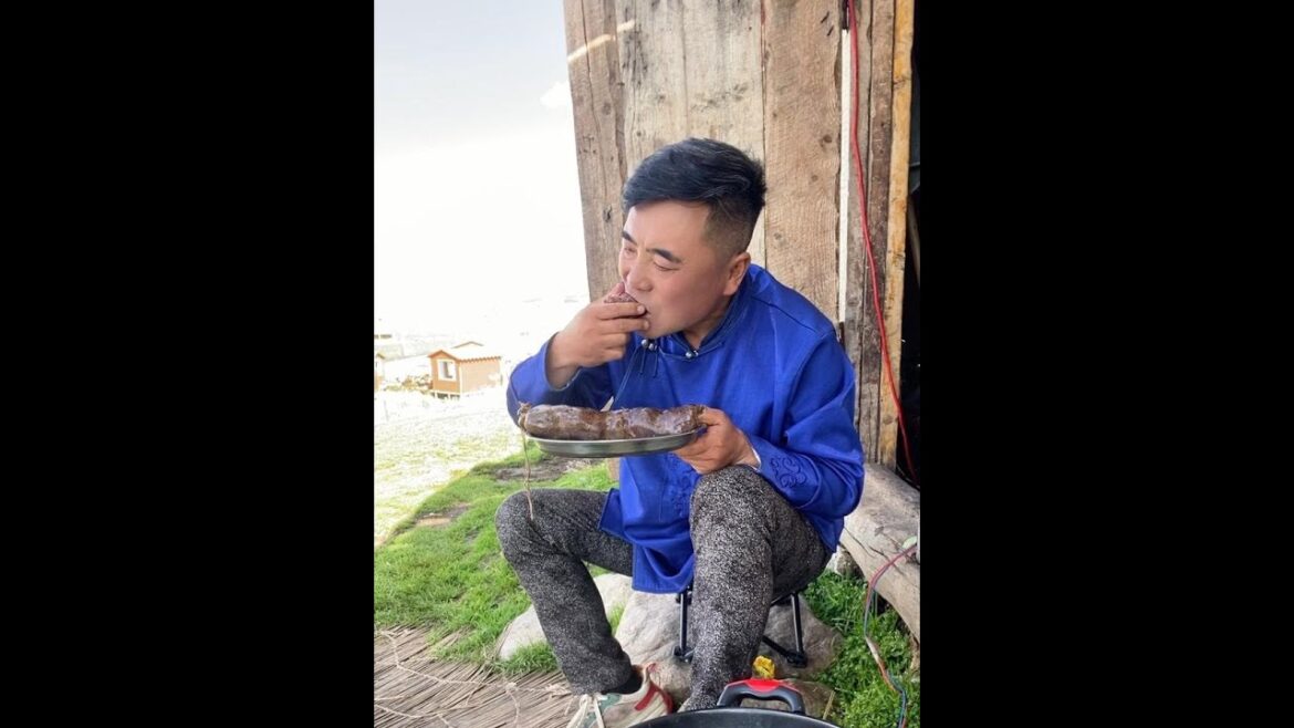 牧区生活藏起来的马肉被我找到 耿大哥走了去拉马，就我一个人在家，藏起来的熏马肠被我找到，好好享受一番#牧区生活 #牧区生活日常记录 #记录草原生活 #熏马肉熏马肠 #来草原大口吃肉