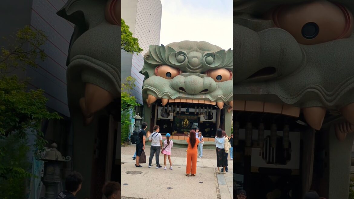 Namba Yasaka Shrine, Osaka 🇯🇵 #osaka #japanshorts #travel #japanshorts #nambayasakashrine #explore