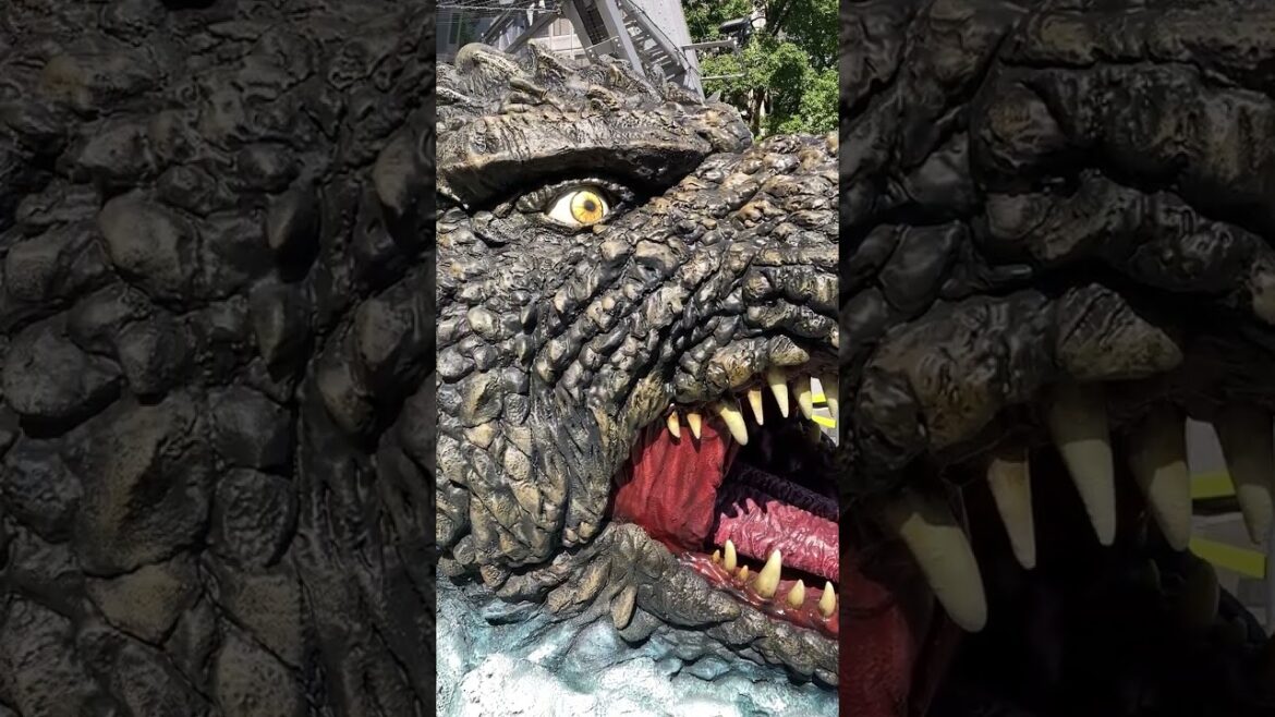 ゴジラ襲来が名古屋に襲来！左側。中部電力MIRAI TOWER(名古屋テレビ塔)下。セントラルパークのミズベヒロバから移動。テレビ塔開業70周年特別コラボ企画とのこと #ゴジラ #MIRAITOWER