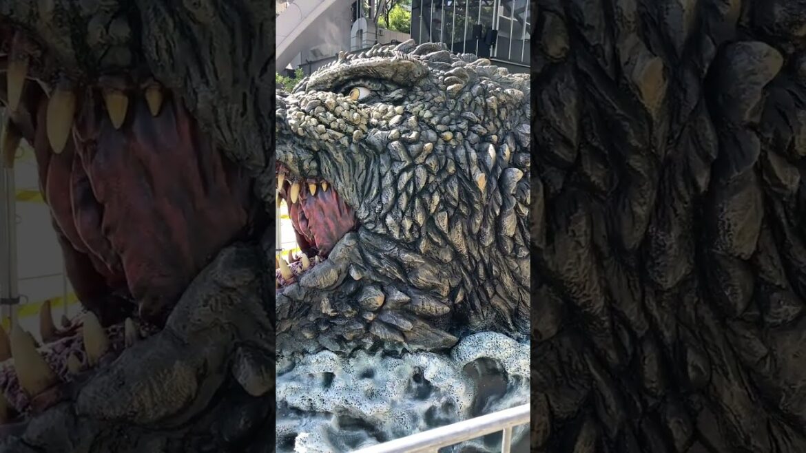 ゴジラ襲来が名古屋に襲来!右側。中部電力MIRAI TOWER(名古屋テレビ塔)下。セントラルパークのミズベヒロバから移動。テレビ塔開業70周年特別コラボ企画とのこと #ゴジラ #MIRAITOWER ゴジラ襲来が名古屋に襲来!右側。中部電力MIRAI TOWER(名古屋テレビ塔)下。セントラルパークのミズベヒロバから移動。テレビ塔開業70周年特別コラボ企画とのこと #ゴジラ #MIRAITOWER