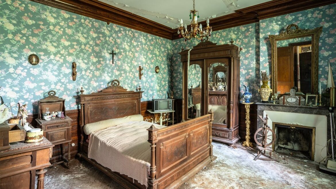 Family Vanished! - This Abandoned Mansion in France is Completely Forgotten About