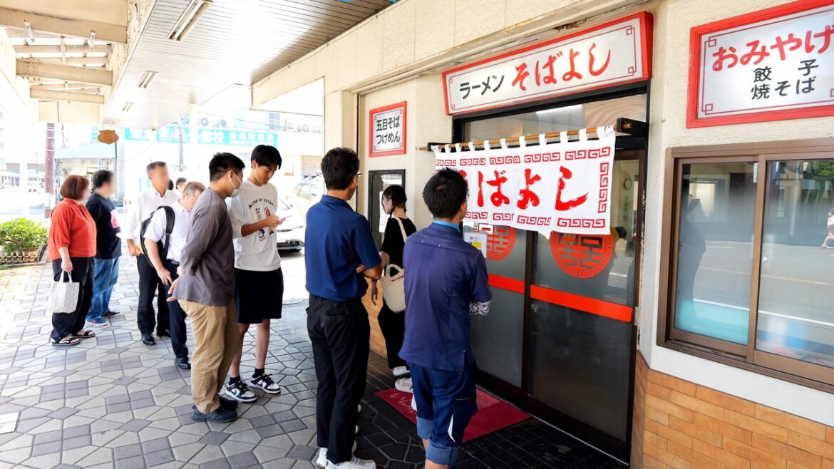 爆盛りチャーシューメン!開店前から行列ができる駅前ラーメン町中華に密着丨Japanese Street Food 爆盛りチャーシューメン!開店前から行列ができる駅前ラーメン町中華に密着丨Japanese Street Food