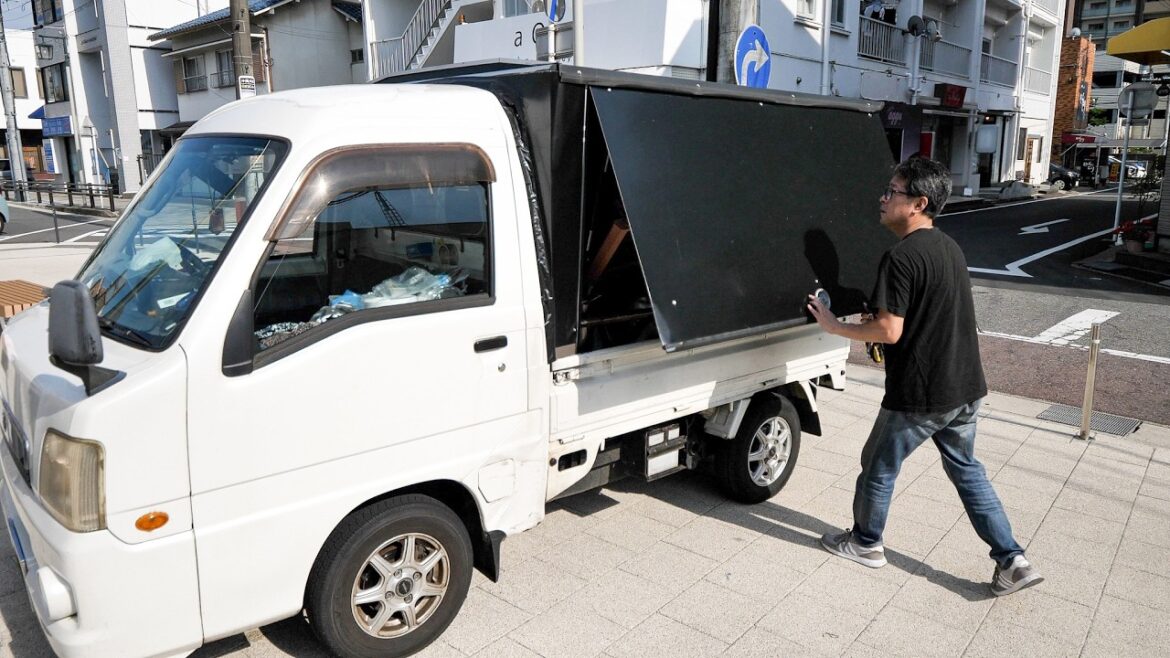 男ひとり夜中のラーメン軽トラ屋台職人に密着!55歳で1日最高120杯販売丨Japanese Street Food 男ひとり夜中のラーメン軽トラ屋台職人に密着!55歳で1日最高120杯販売丨Japanese Street Food