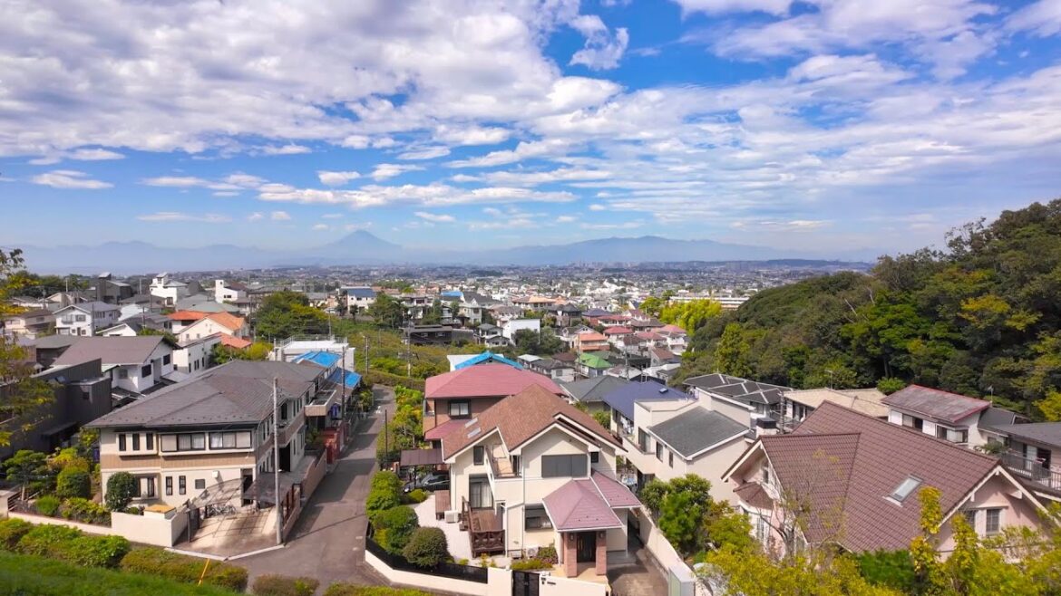 A walk through a suburban residential area with a view of Mt. Fuji and the Shonan Sea. 【4K Japan】 A walk through a suburban residential area with a view of Mt. Fuji and the Shonan Sea. 【4K Japan】