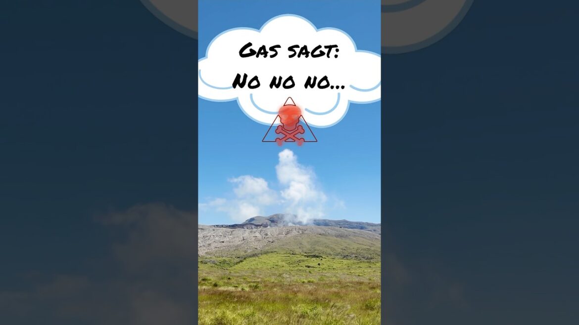 Japan – Mt. Aso mit Vulkan und Gebirgskette | #shorts #japan #aso #toxicgas Japan - Mt. Aso mit Vulkan und Gebirgskette | #shorts #japan #aso #toxicgas