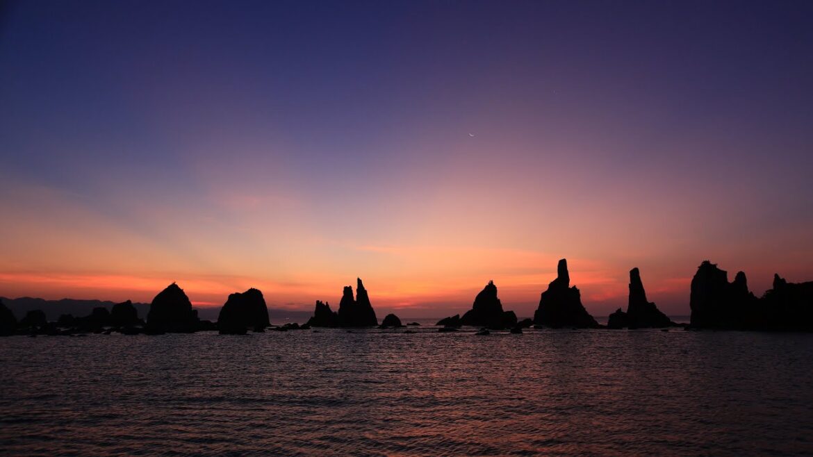 「Japan 1minute Travel」和歌山 串本 橋杭岩(WAKAYAMA Kushimoto)夜明け前の幻想的な風景がとても印象的だったエキゾチックジャパン的な橋杭岩 「Japan 1minute Travel」和歌山 串本 橋杭岩(WAKAYAMA Kushimoto)夜明け前の幻想的な風景がとても印象的だったエキゾチックジャパン的な橋杭岩