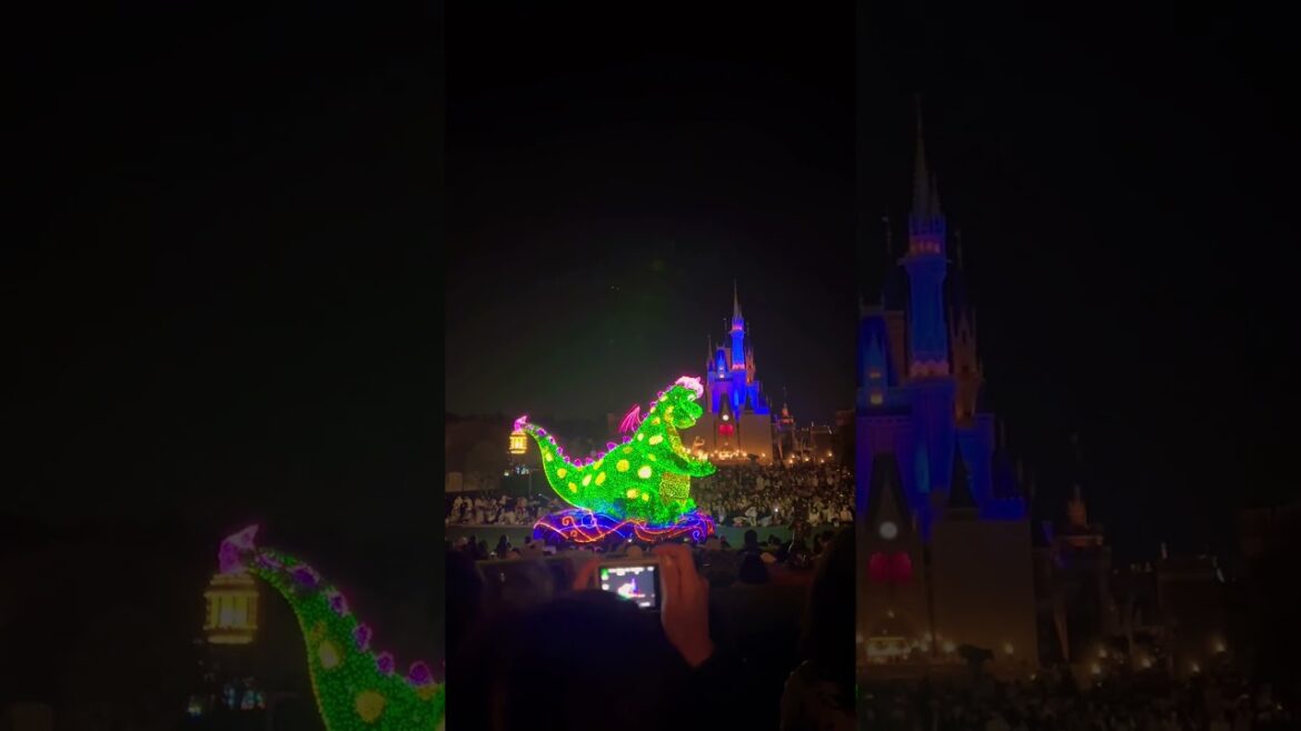 Tokyo Disneyland: Night Parade 🐉 #shorts #disney #tokyodisneyland