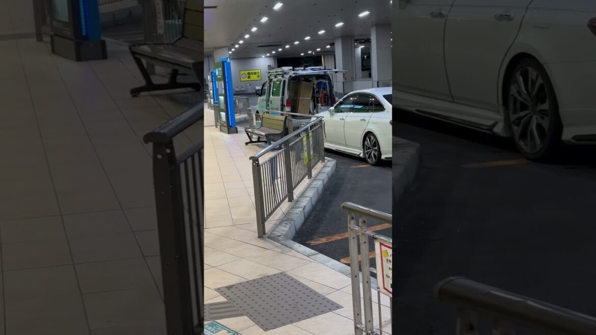 【沖縄】夜間作業？那覇バスターミナルに見慣れない車両がいる #shorts