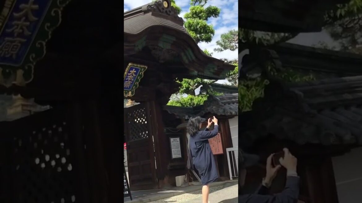 ②Zenko-ji in Nagano City,is a non-sectarian Buddhist temple(善光寺は長野市にある無宗派の寺院です)