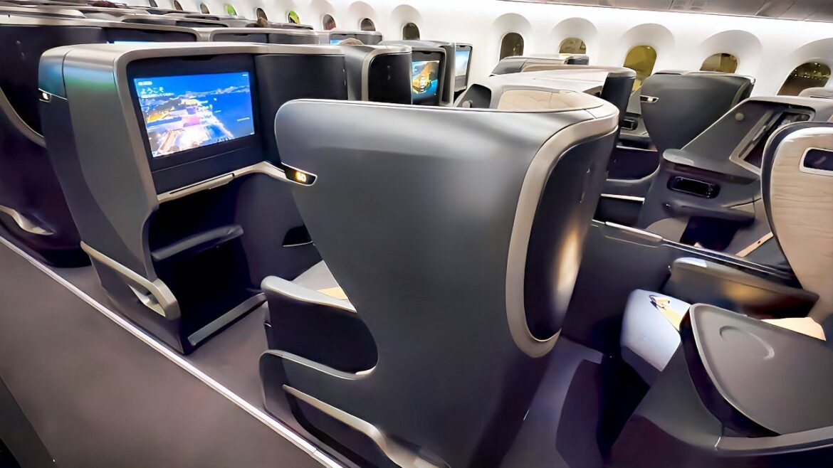 Turkish Airlines Business Class Boeing 787-9 Flight | Istanbul to Tokyo | World's Best Airport ?