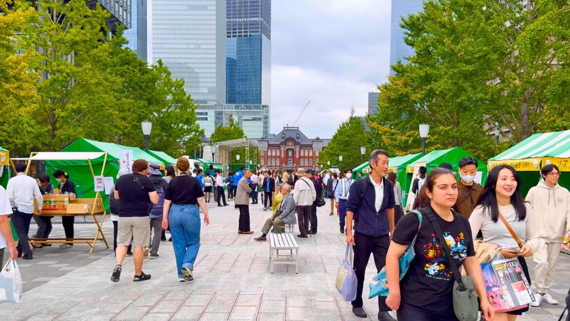 [4K HDR] Walking Tour Around JR Tokyo Station / Marunouchi / Imperial Palace Garden. Tokyo, Japan.