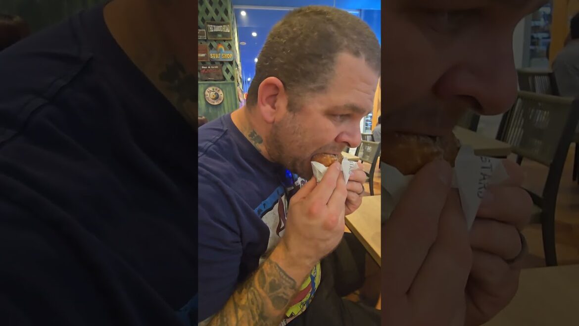 We try amazing Hawaiian donuts at Leonard's Bakery!