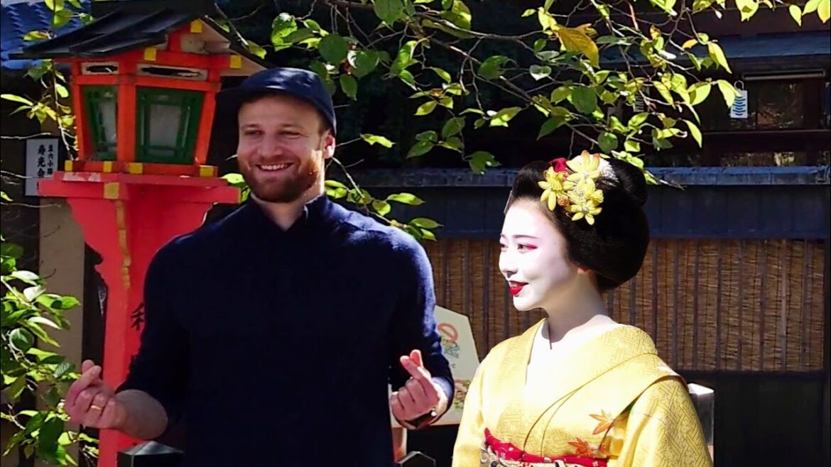 外国人観光客「突然、舞妓さんに出会えてスーパーキュンです!」 京都、祇園白川で開催された秋のかにかくに祭、海外の反応 外国人観光客「突然、舞妓さんに出会えてスーパーキュンです!」 京都、祇園白川で開催された秋のかにかくに祭、海外の反応