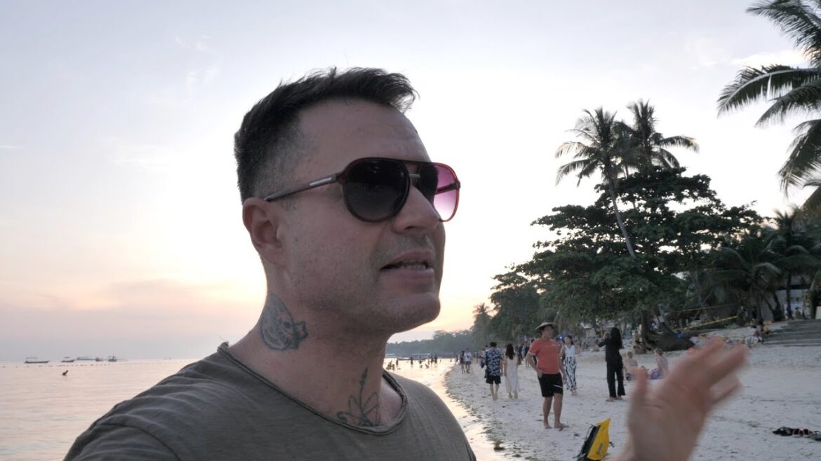 BIEGAŁA NAGO PO NAJBARDZIEJ ZNANEJ PLAŻY… BIEGAŁA NAGO PO NAJBARDZIEJ ZNANEJ PLAŻY...