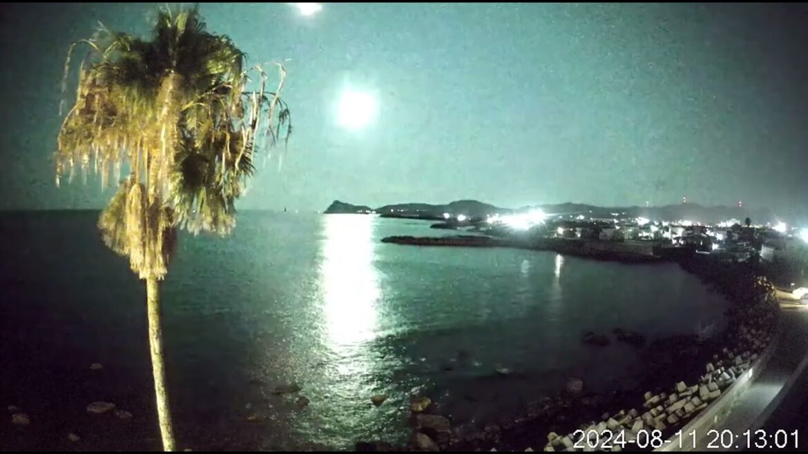 Wow!! Fireball captured in the sky from Makurazaki City in Japan #fireball #japan