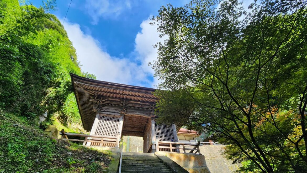 Yamadera Risshaku-ji Train and Walk (4K) (Ethereal Ambience)