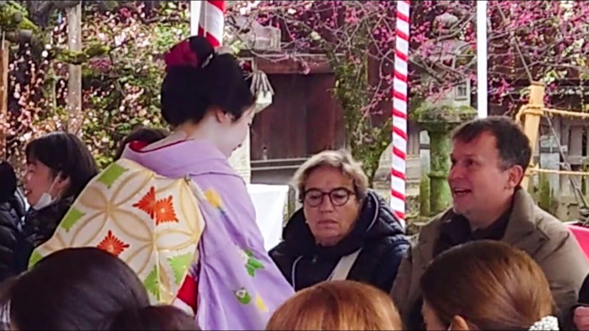 外国人観光客を魅了!京都、梅咲く北野天満宮で舞妓さんのお茶会 | 最高の日本旅行を満喫 | 海外の反応 外国人観光客を魅了!京都、梅咲く北野天満宮で舞妓さんのお茶会 | 最高の日本旅行を満喫 | 海外の反応