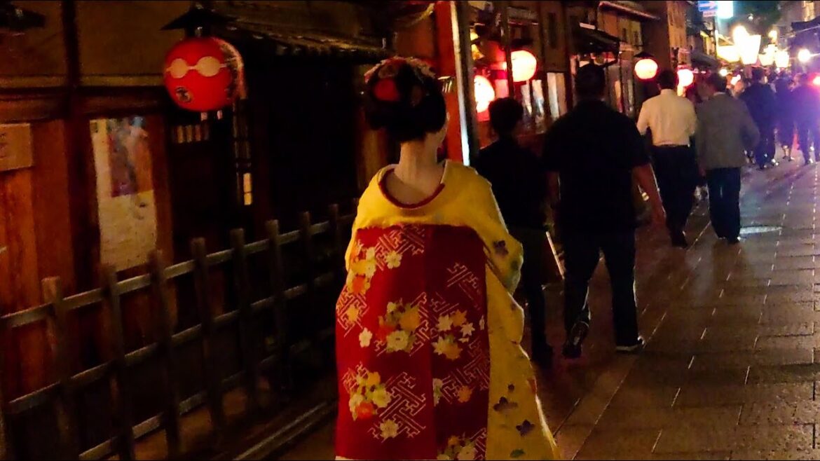 秋の京都!多くの外国人観光客が魅了される美しい舞妓さんたちのあいさつ回りに感動!夕暮れ~夜の祇園、海外の反応 秋の京都!多くの外国人観光客が魅了される美しい舞妓さんたちのあいさつ回りに感動!夕暮れ~夜の祇園、海外の反応