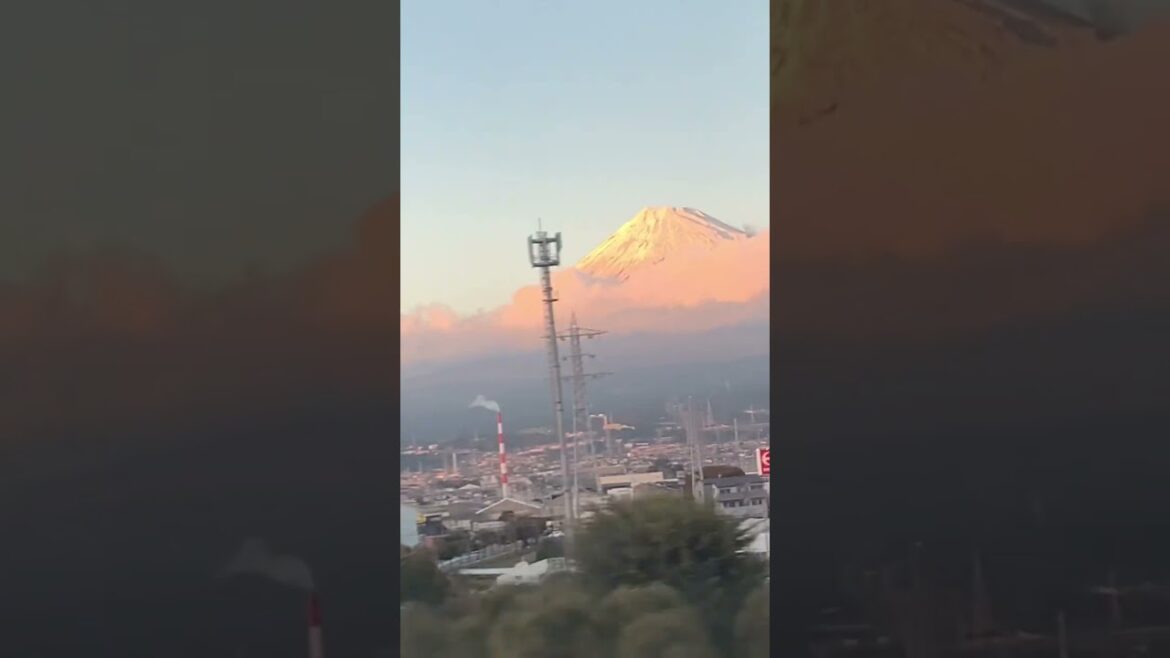 When you are lucky enough to see this beautiful view of Mt. Fuji. #hindishorts #shorts