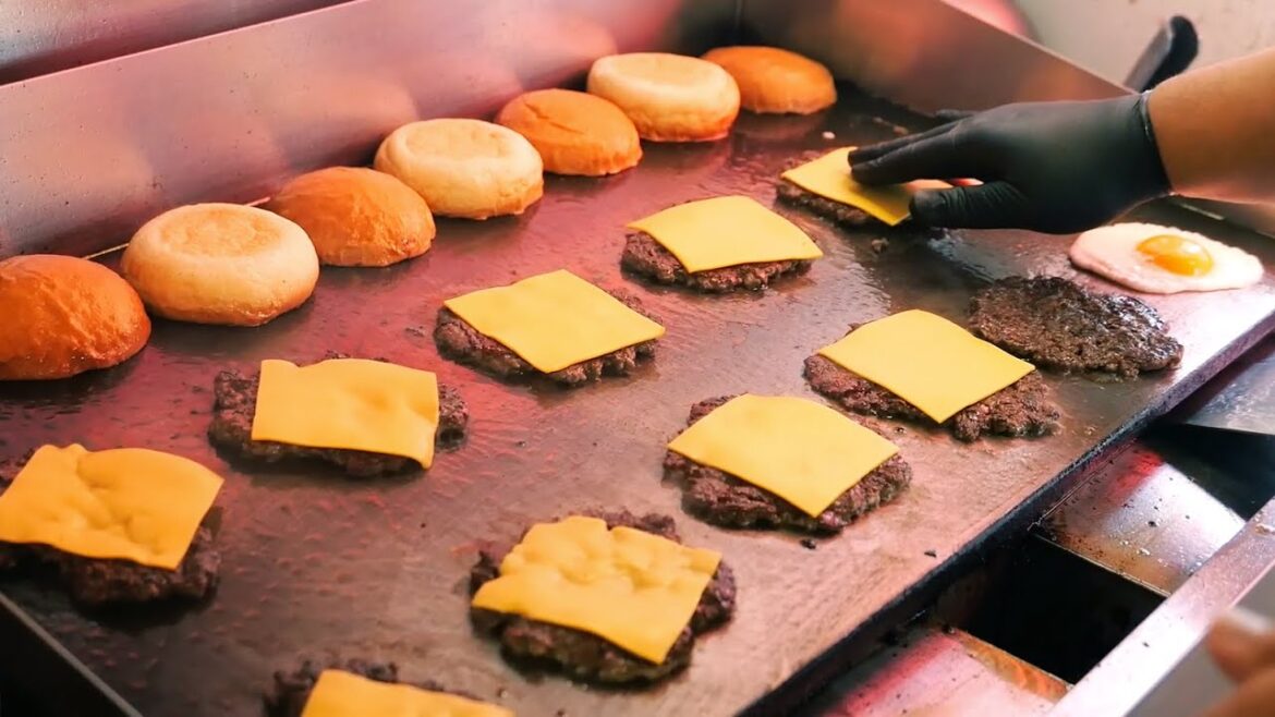 Japanese Food - The BEST SIZZLING CHEESEBURGER in Tokyo! American Diner Andra Japan