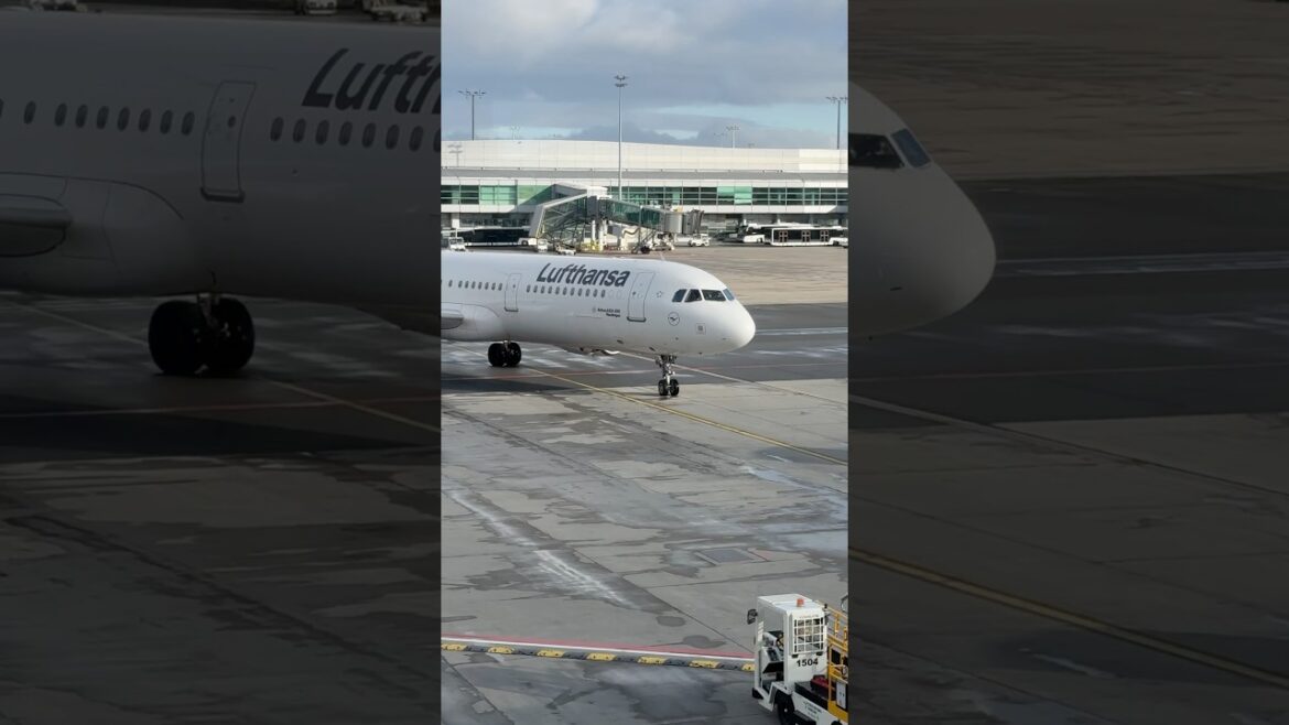 Lufthansa Airbus A321 taxiing to the Gate at PRG