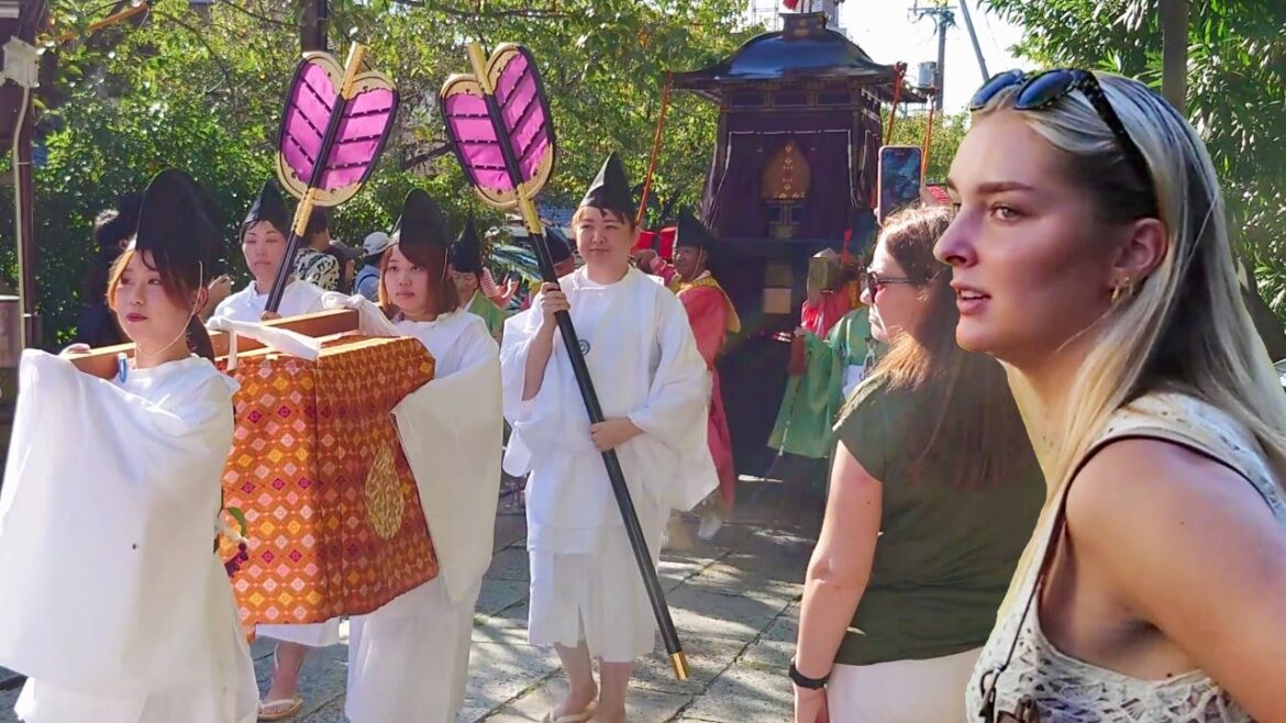 外国人観光客「まるで映画の世界！」突然現れた時代行列と獅子舞に夢中！京都、東山、安井金比羅宮の秋祭り、海外の反応